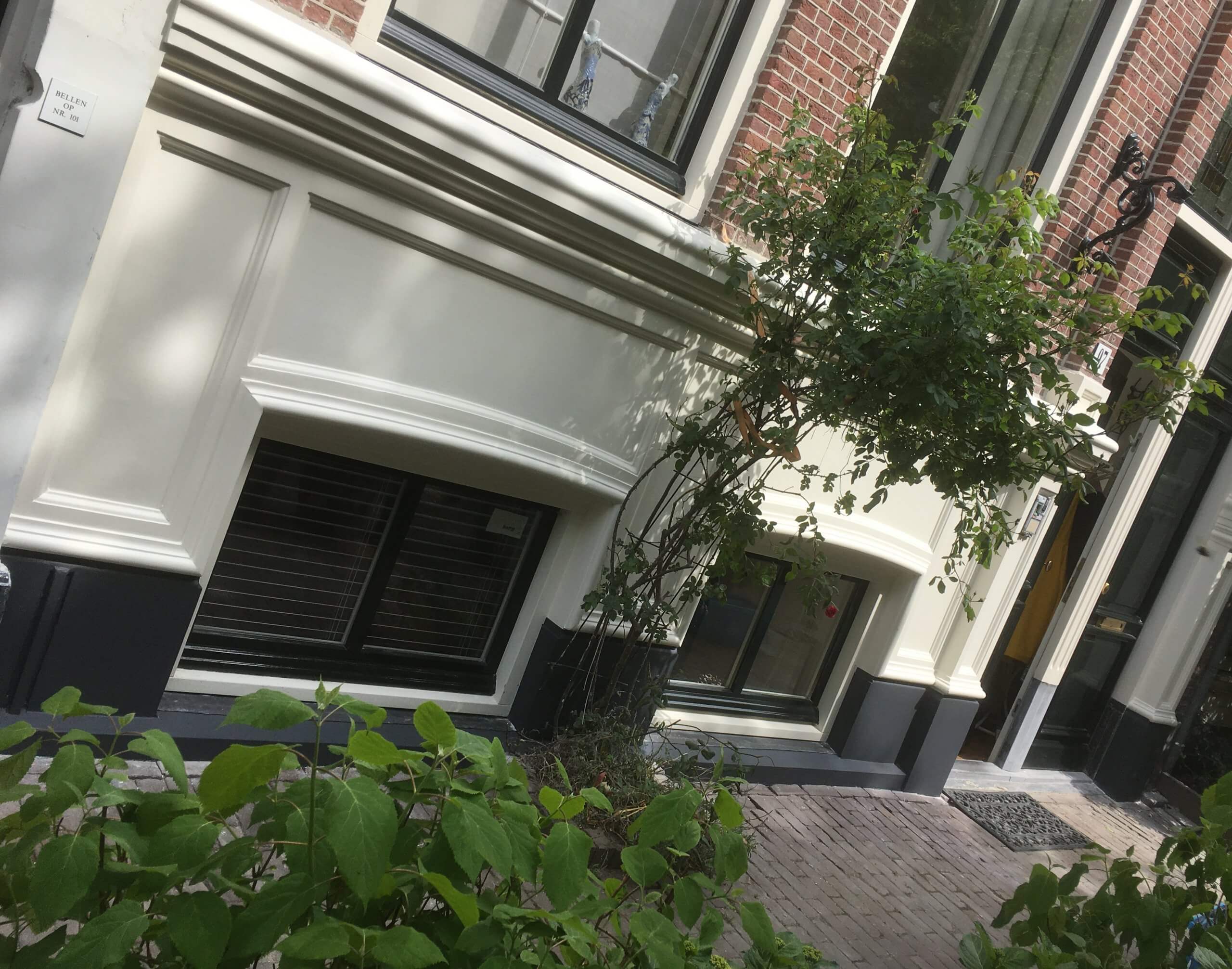 Gevelelementen en lijstwerk na restauratie